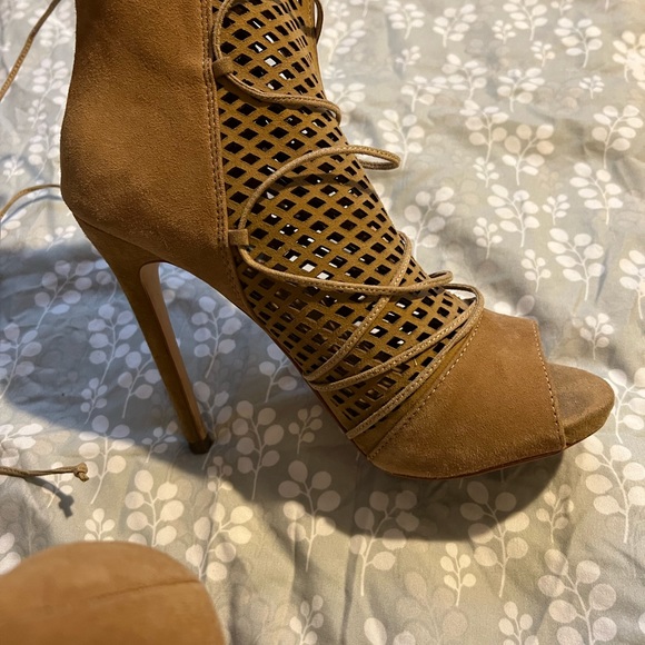 Steve Madden heels,  also tie up around your leg/ankle - Picture 5 of 7